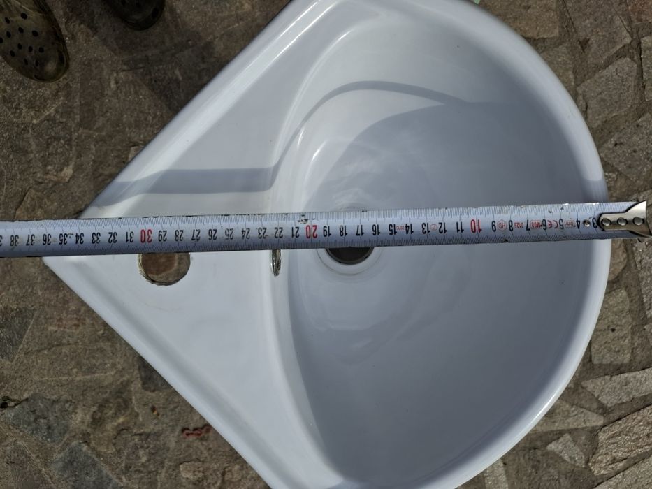 Ъглов умивалник малък с ботуш