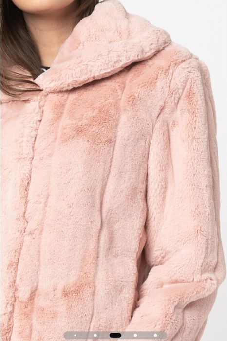 GUESS Късо палто Sophy от еко пух