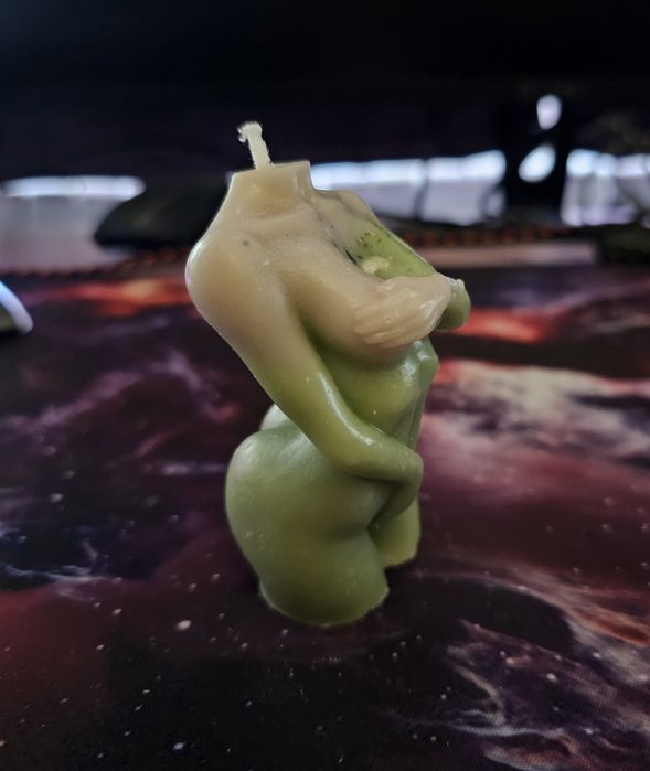 Ароматна свещ на женско тяло