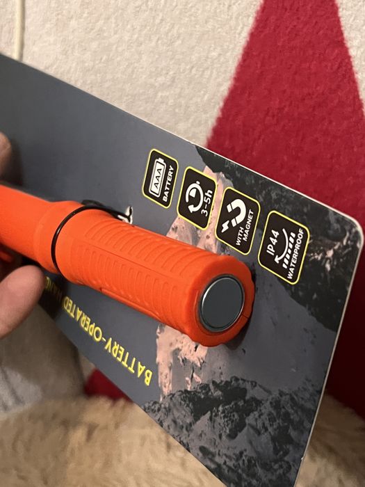 Lanternă portabilă LUNO pe baterii AAA – cu magnet, rezistentă la apă