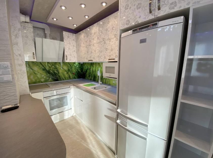 Дава се под наем Тристаен апартамент в Пловдив, Център - 70 кв.м за 561 € - Снимка #2