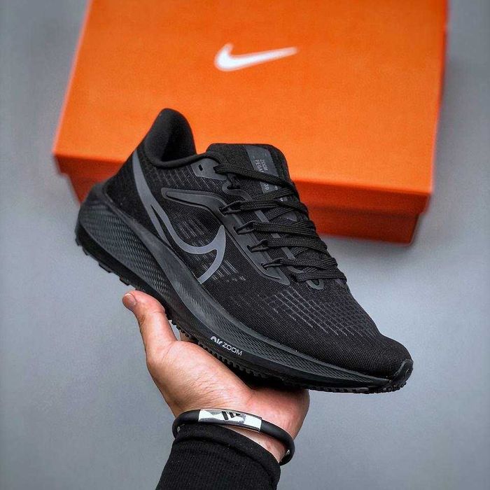 Кроссовки спортивные