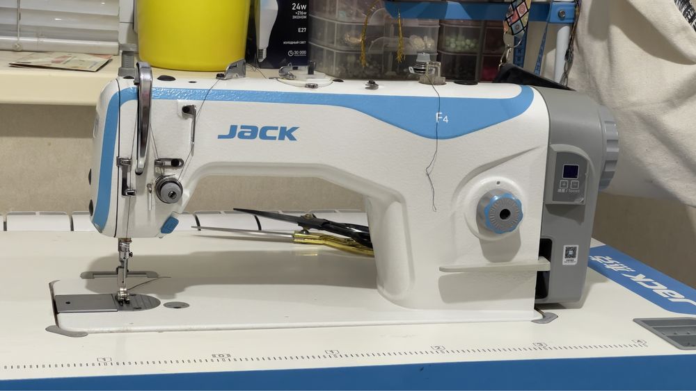 Швейная машина JACK F4