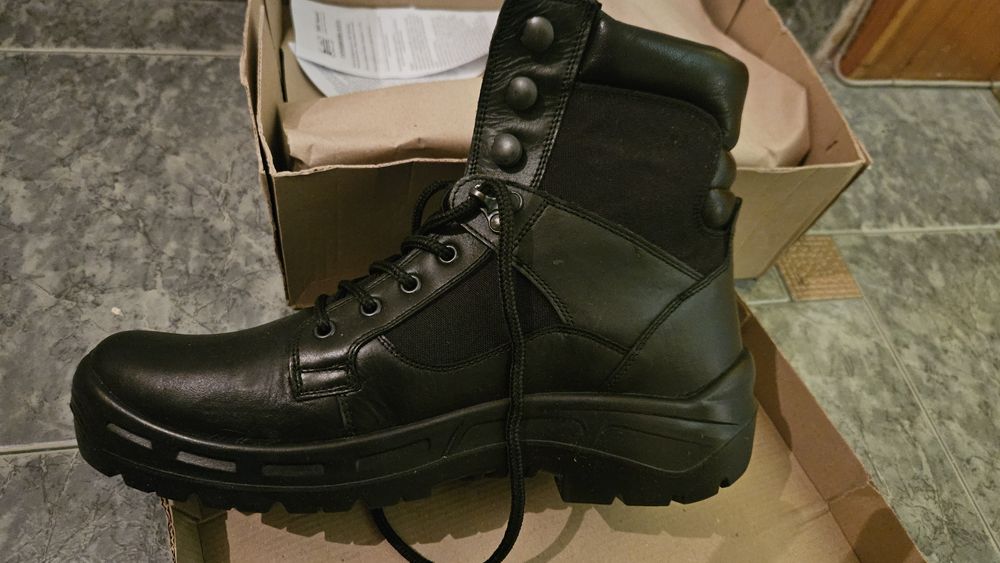 Кожени обувки номер 45.