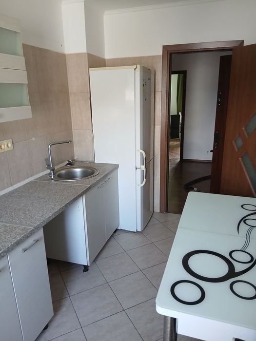 Inchiriez apartament 3 camere