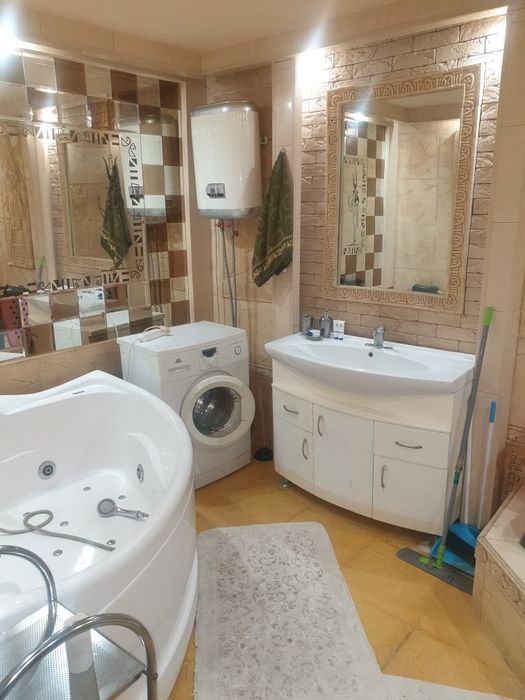Сдам 3ком.квартиру-студ      ию.Евроремонт.    250,0