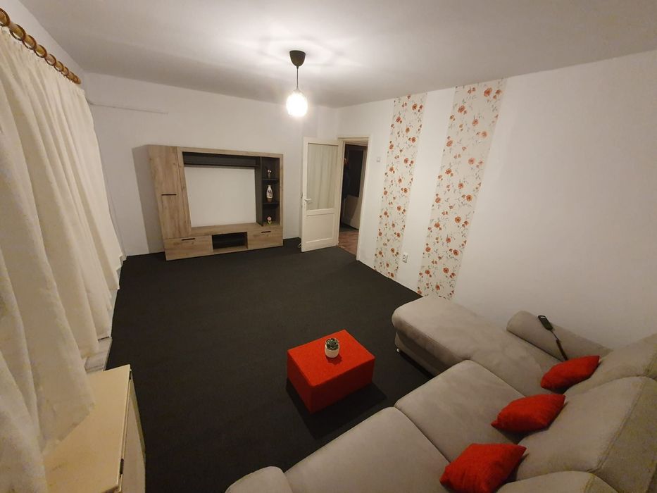 Închiriez apartament 3 camere, lângă Kaufland Carei