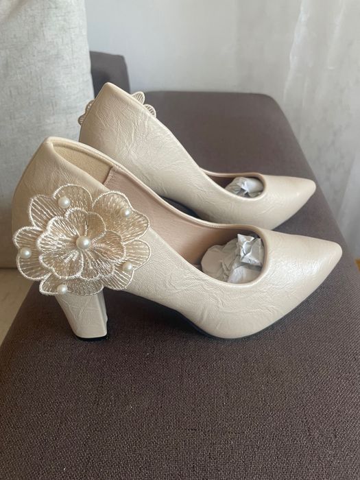 Официални обувки, бежови с висок дебел ток.