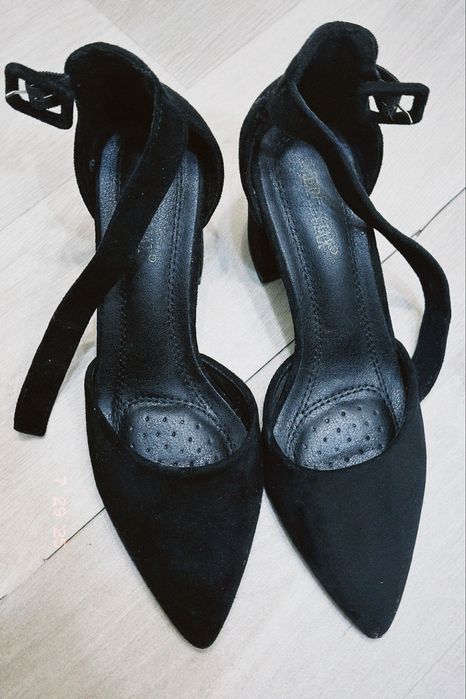 Черные туфли на каблуке