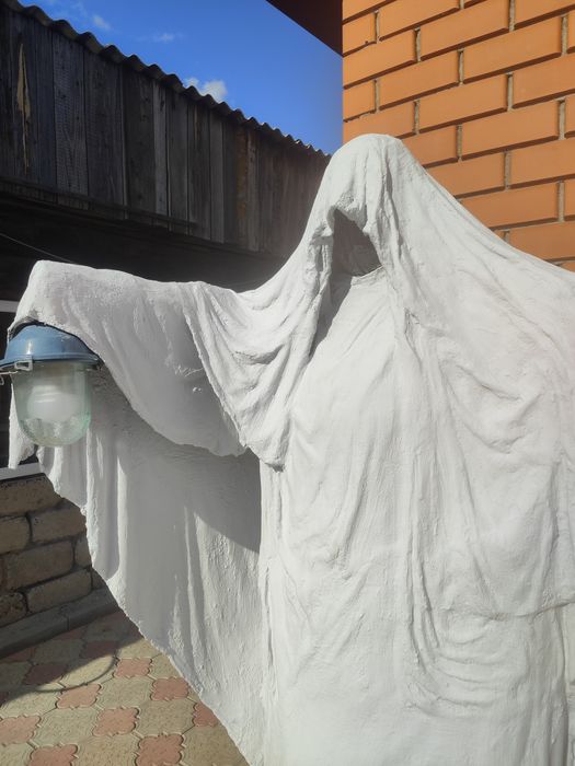 Статуя монах с фонарем