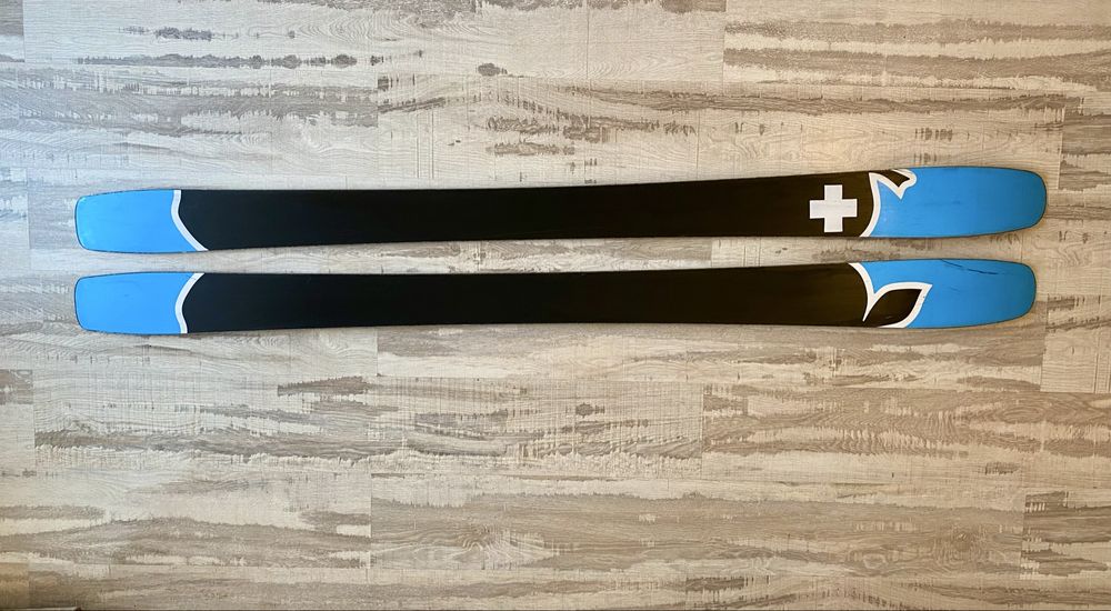 Schiuri de tura movement fast, tour ski cu piei de foca incluse.