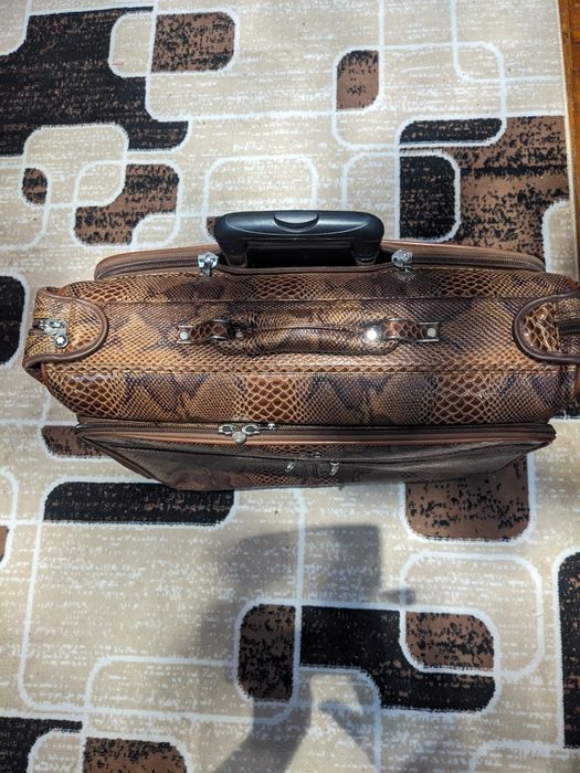 Продам чемодан на колесиках