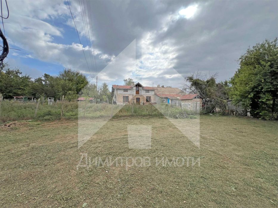 Продава самостоятелна, еднофамилна къща гр. Нови пазар - кв. Нииж.