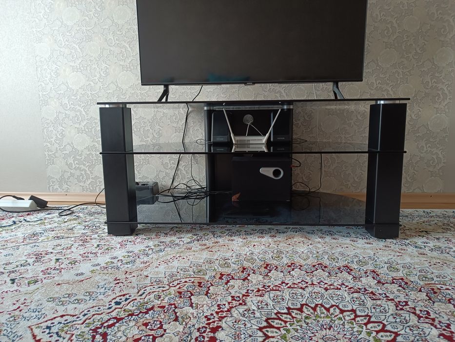 Продам стеклянную тумбу под телевизор