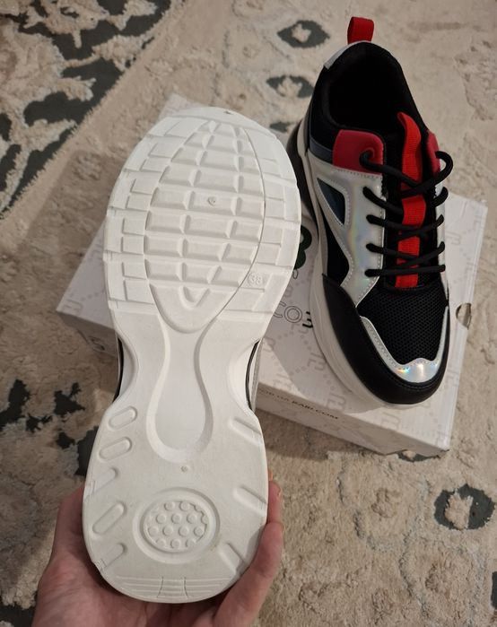 Женский кроссовка