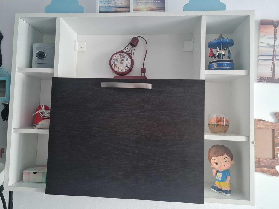 dulap suspendat cu polite