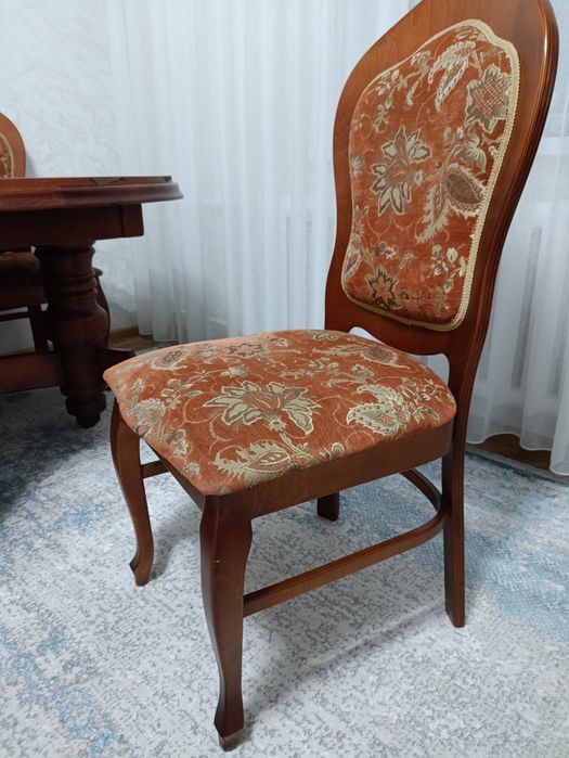 Продам обеденный стол со стульями
