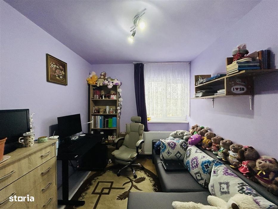 Apartament la vila, cu 3 camere si balcon, etaj 1, zona buna