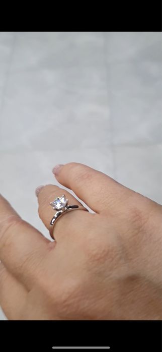 Срочно! Продам кольцо с лаб.бриллиантом 1 карат