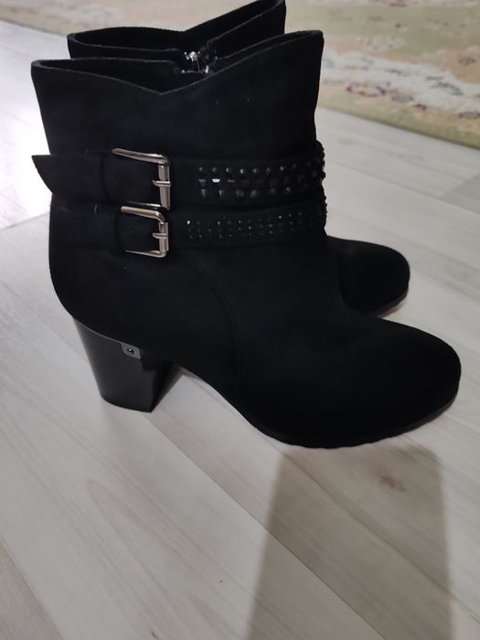 Продам женские ботинки