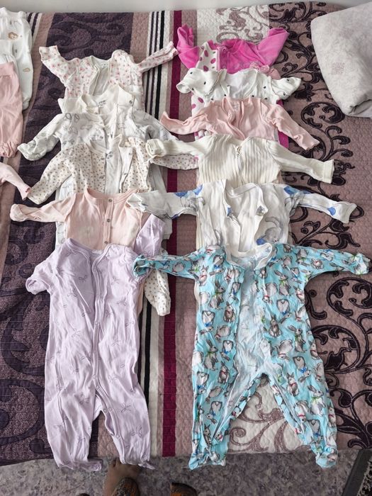 Отдам даром вещи на новорожденную девочку