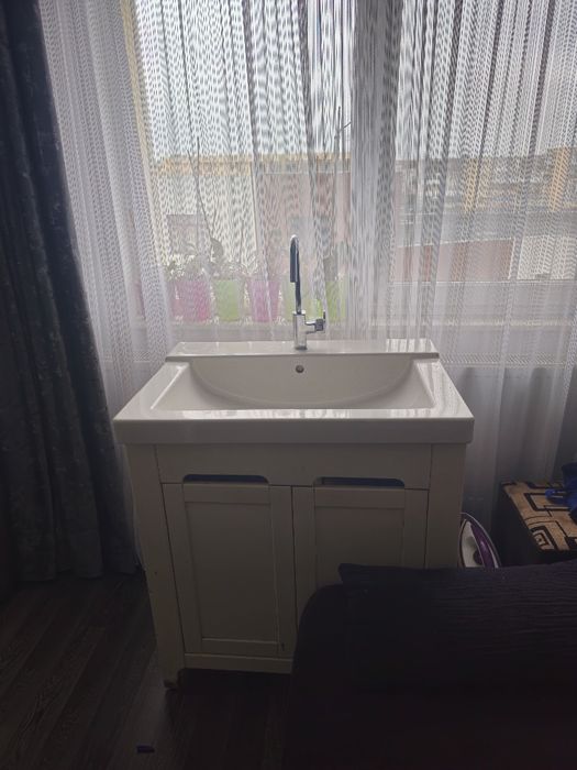 Vând chiuveta cu corp