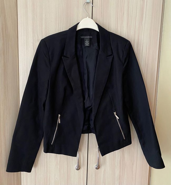 Елегантно черно сако с ципове на джобовете