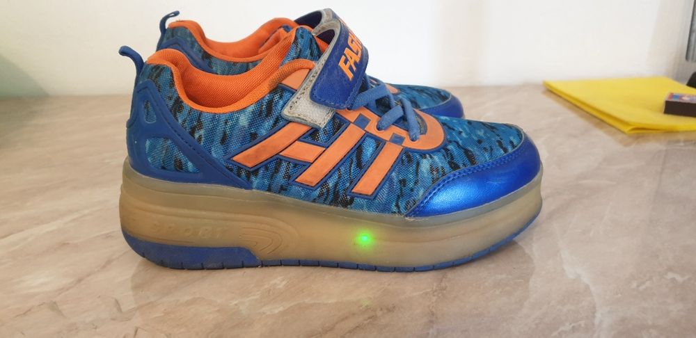 Кроссовки на роликах