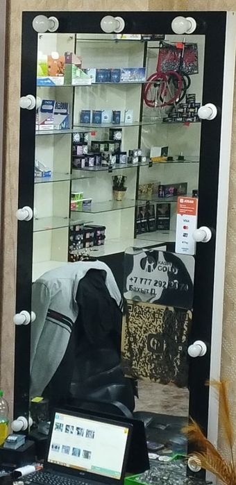 Зеркало с лампами для салона.