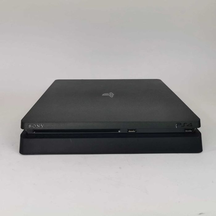 PS4 500GB + 2 Контролера + GTA V + FC 24 + UFC 3
