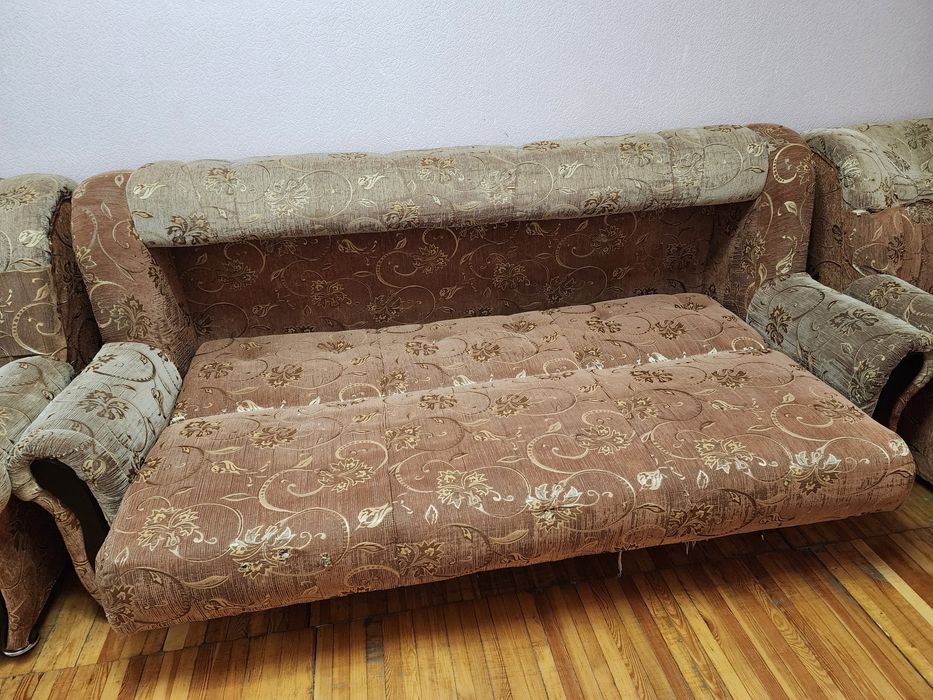 Мебель старая, диван и детали кровати