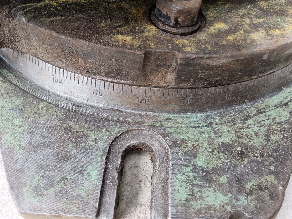 Станочные тиски со шкалой.