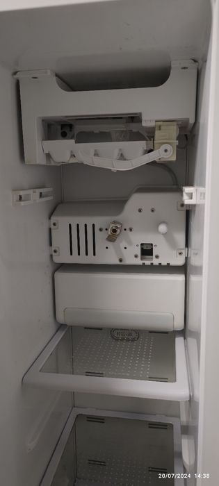 Продавам запазен хладилник с фризер -работещ