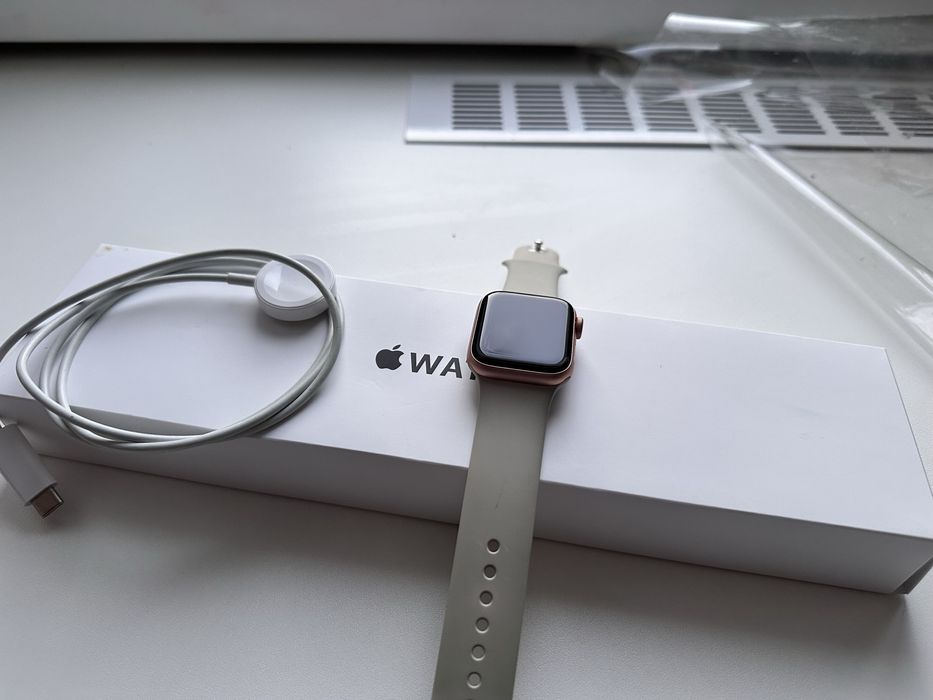 Продам часы Apple Watch SE