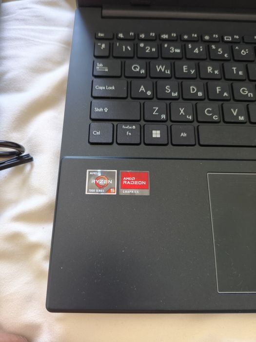 Asus vivobook sotiladi