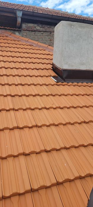 Двуетажна къща с двор