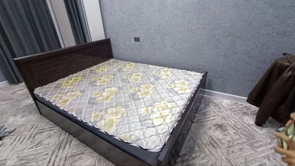 Двуспальная кровать с матрасом