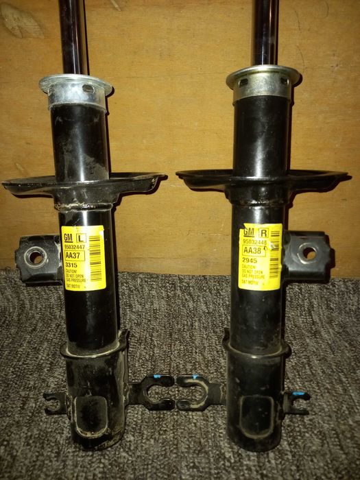 Продаю передние амортизаторы на спарк родные gm