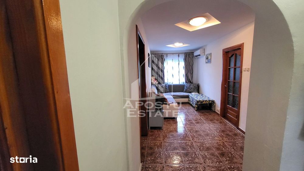 Apartament decomandat,4 camere,2 bai,etaj 2 Calea Lipovei