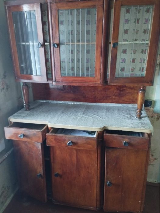 Продам шкаф 52 года в хорошем состоянии