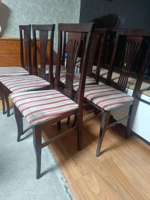 Стол.           .