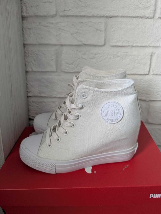 Бели маратонки, сникърси, високи кецове