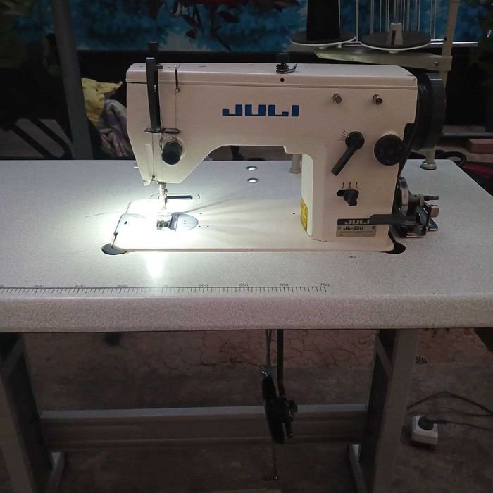 "Зиг-заг" швейная машина. Год гарантии/Металл/Комплект.