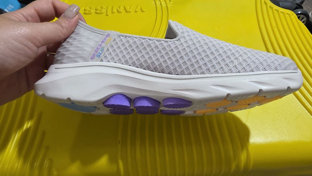 Оренинальныг skechers 35 размер