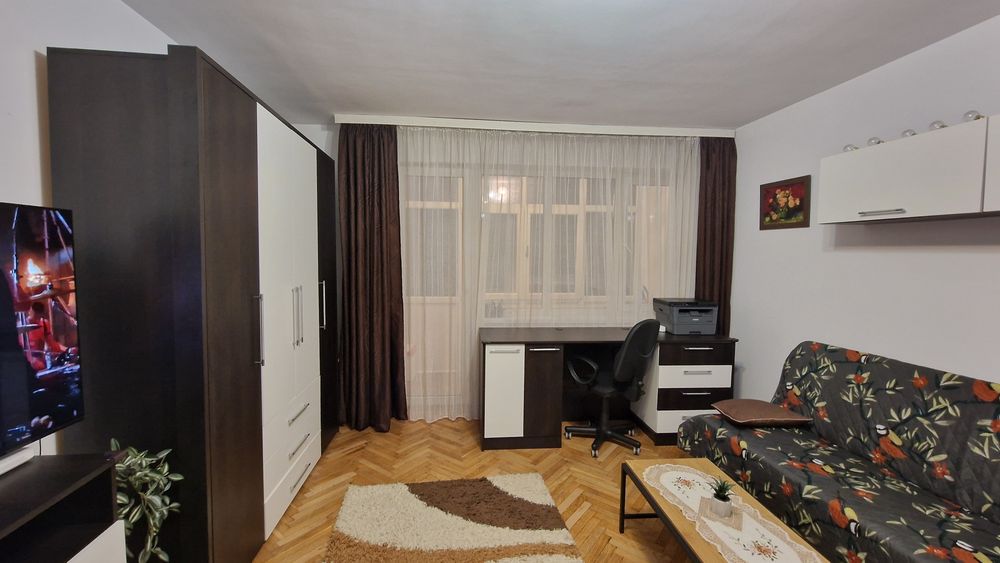 Proprietar, închiriez apartament cu 2 camere confort mărit,  decomandat, et. 3/4, zonă semicentrală (Plopilor vechi) cu garaj.