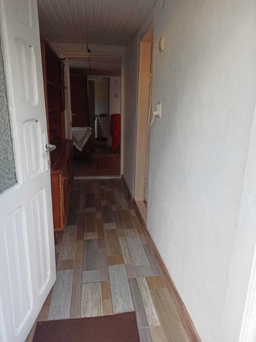 Închiriez casă cu o cameră, baie și bucătărie