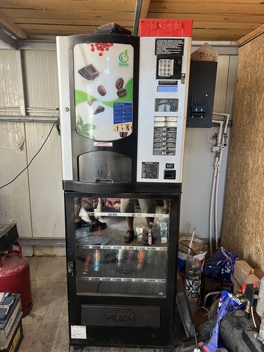 Automat cafea si vitrina frigorifica sucuri