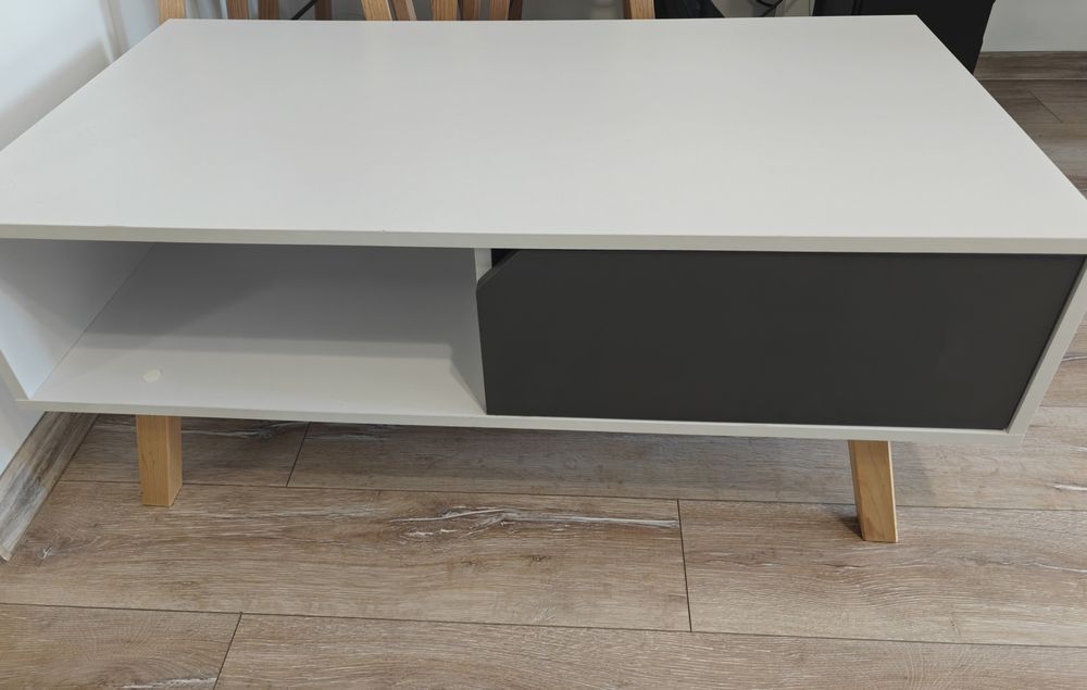 Холна маса с дървени крачета и чекмедже