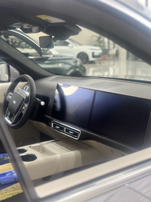 Продаю машину Li L9 Ultra года выпуска 2024 года машина