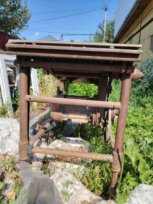 Столярный (деревообрабатывающий) станок.